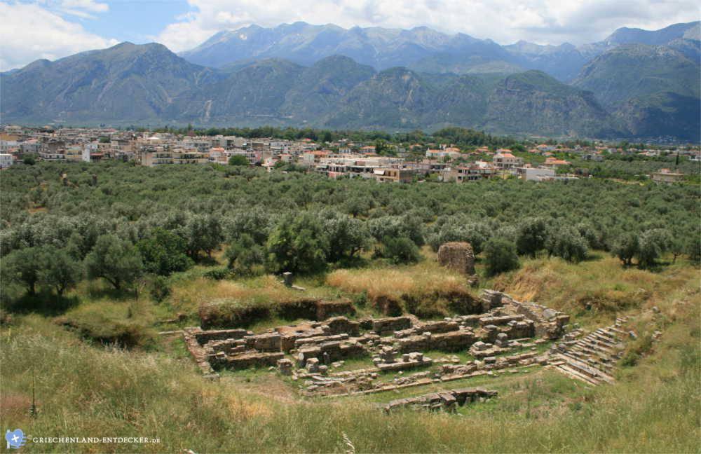 Das antike Theater von Sparta und das dahinter liegende heutige Sparta.
