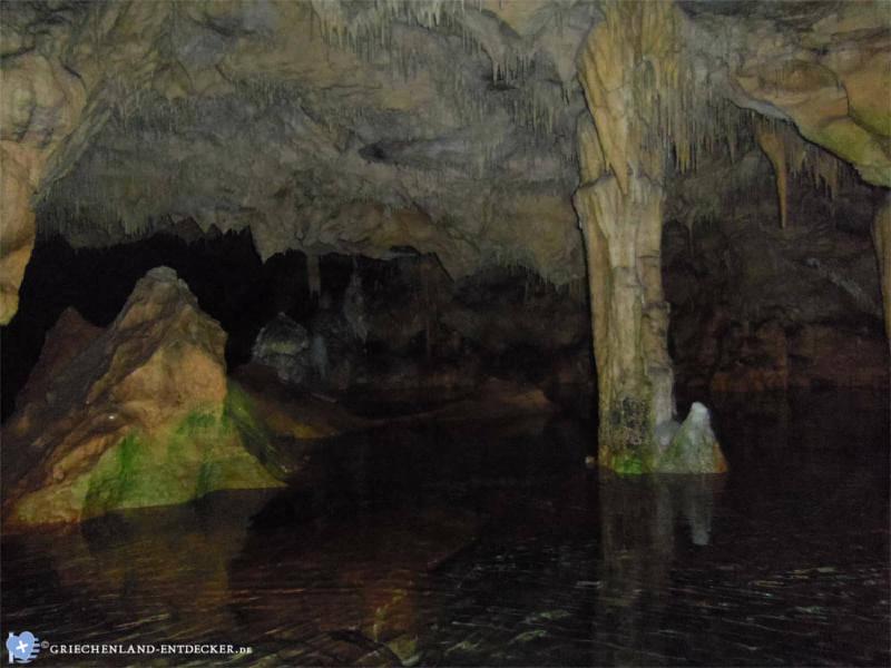 Die Tropfsteinhöhle von Pirgos Dirou auf dem Peloponnes