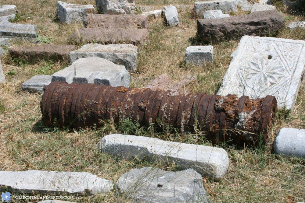 Ein Kanonenrohr inmitten antiker Überreste aus der Festung in Mytilini auf der Insel Lesbos