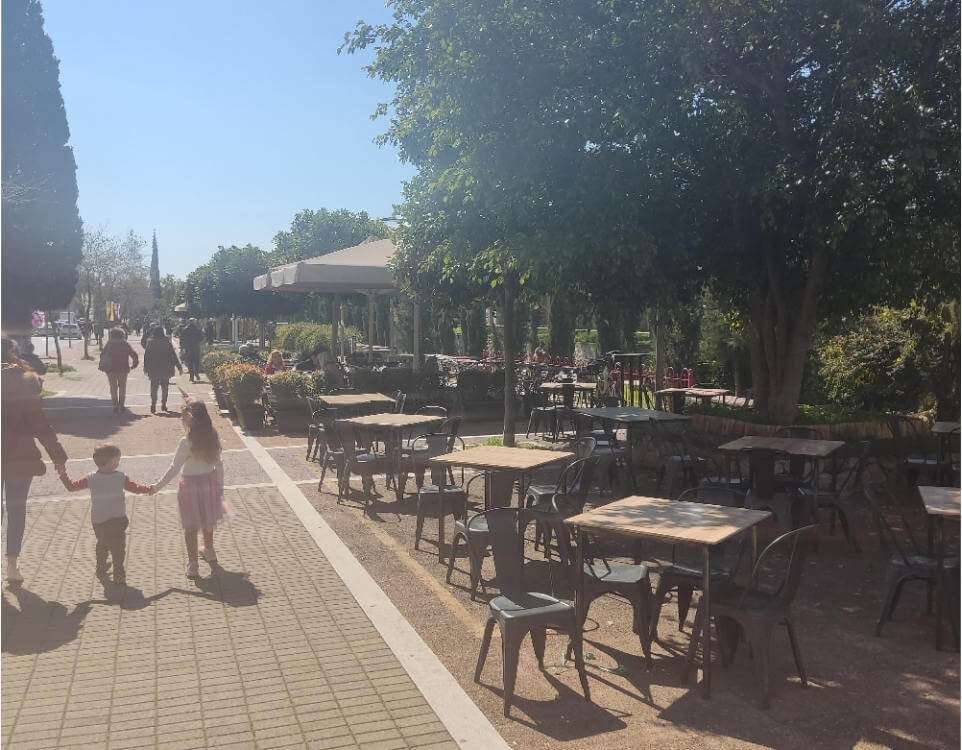 Cafes, Bars und Tavernen entlang der Innenstadt