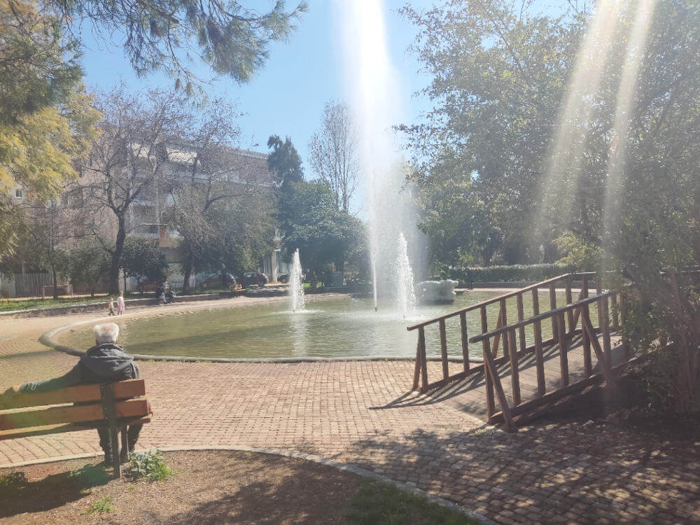 Ein Park mit Springbrunnen in Kalamata