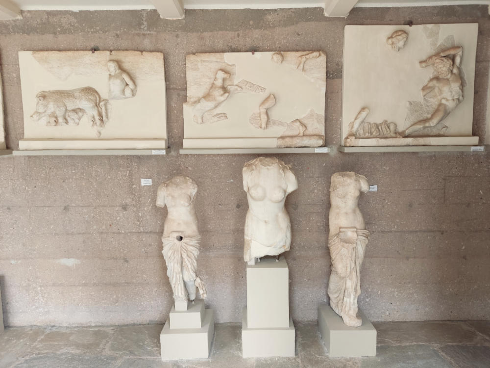 Antike Statuen und Monumente von Korinth