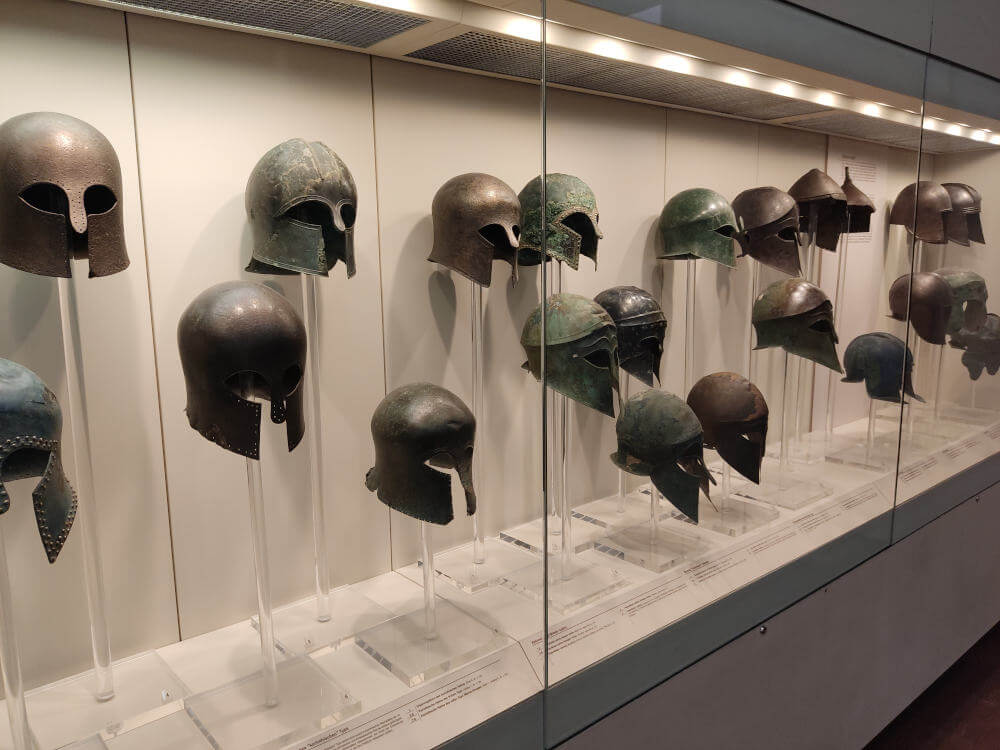 Antike Helme im Museum von Olympia