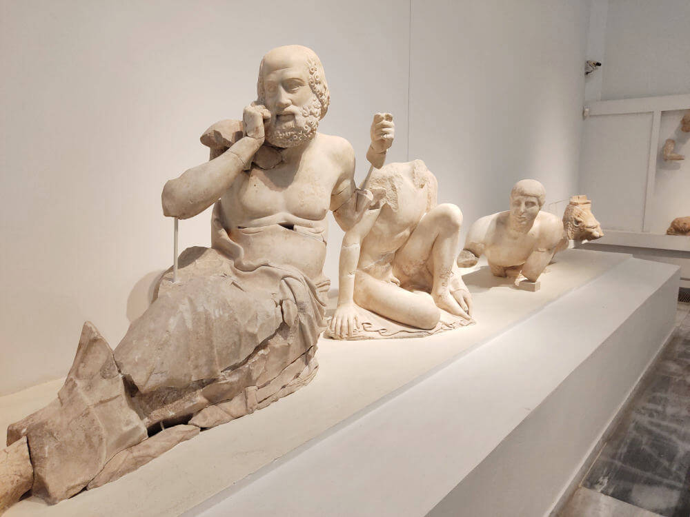 Ein kleiner Teil der ausgestellten Statuen im Museum von Olympia