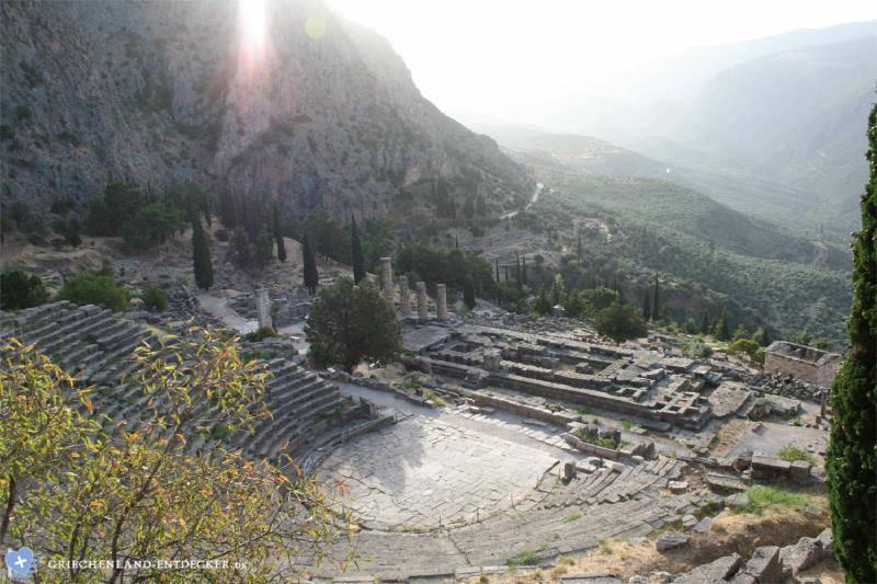 Blick auf Delphi in Griechenland Blick auf Delphi mit dem berühmten Orakel von Delphi in Griechenland