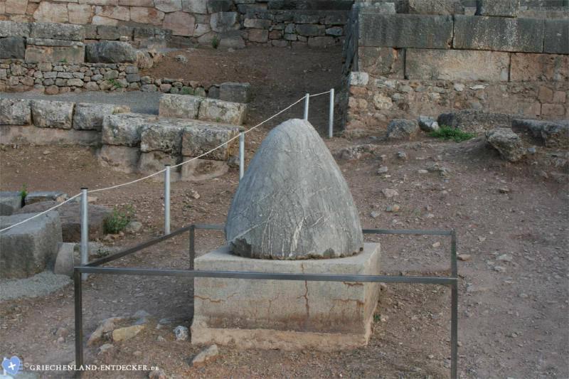 Ein Omphalos-Stein auf Delphi in Griechenland