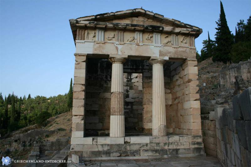 Das Schatzhaus der Athener auf Delphi in Griechenland